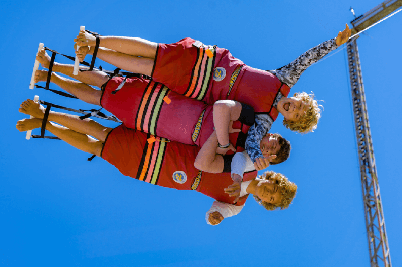 3 friends fly on the skycoaster